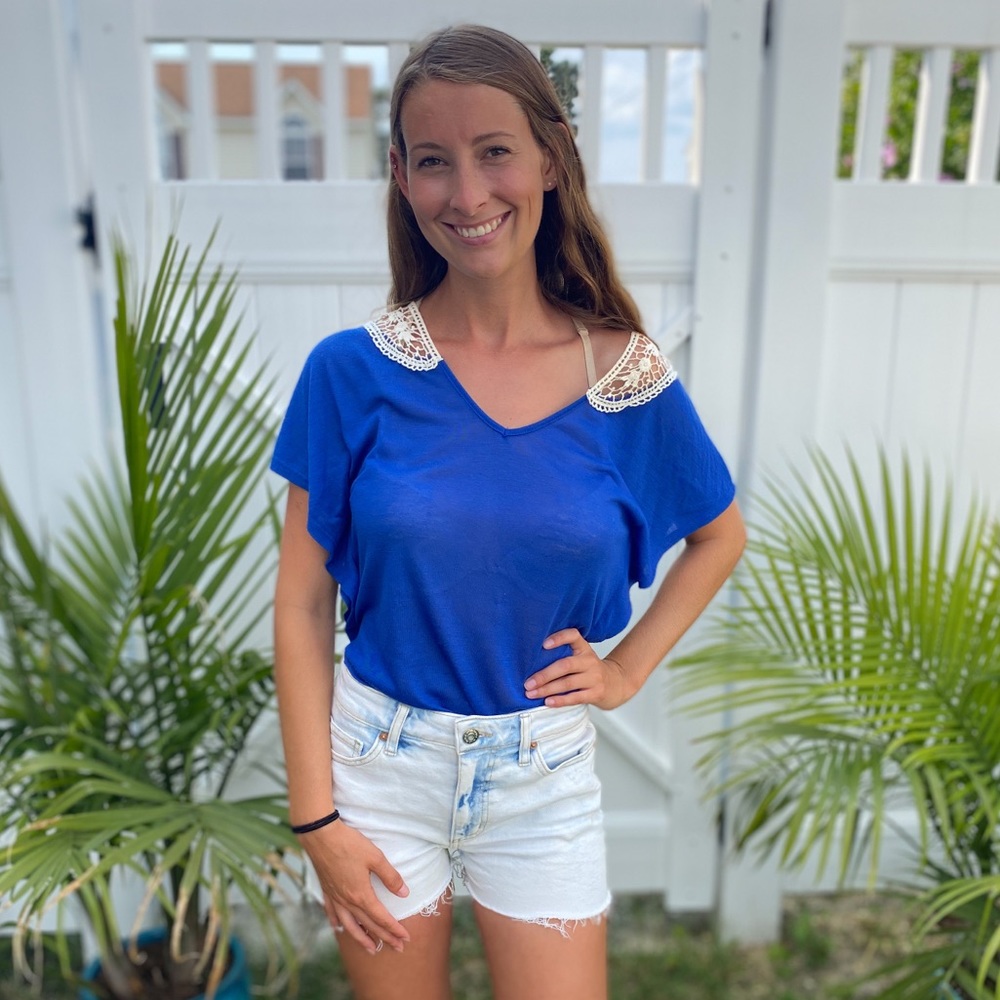 Beautiful short shirt with lace back size small